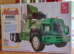 Skill 3 Model Kit Mack R685ST Semi Tractor Truck 1/25 Scale Model by AMT