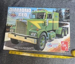 AMT 1/25 Scale Diamond Reo Tractor Truck Model Kit Cummins NTC350 NOS Sealed