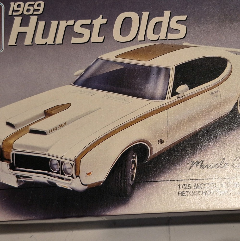 AMT 1:25 1969 Hurst Oldsmobile Plastic Unassembled Model Kit Car White NO DECALS