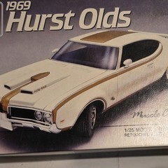 AMT 1:25 1969 Hurst Oldsmobile Plastic Unassembled Model Kit Car White NO DECALS