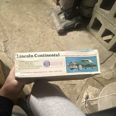 Lindberg Lincoln Continental Model Car Kit 1/25 Scale Vintage