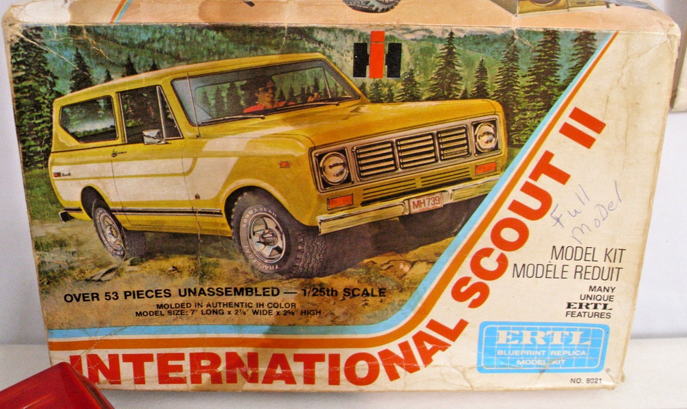 ERTL INTERNATIONAL SCOUT II MODEL KIT 1:25 8021 BUILT WITH BOX