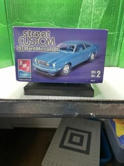 AMT Street Custom 1977 Ford Mustang II Model Kit 1:25 Skill 2 38276