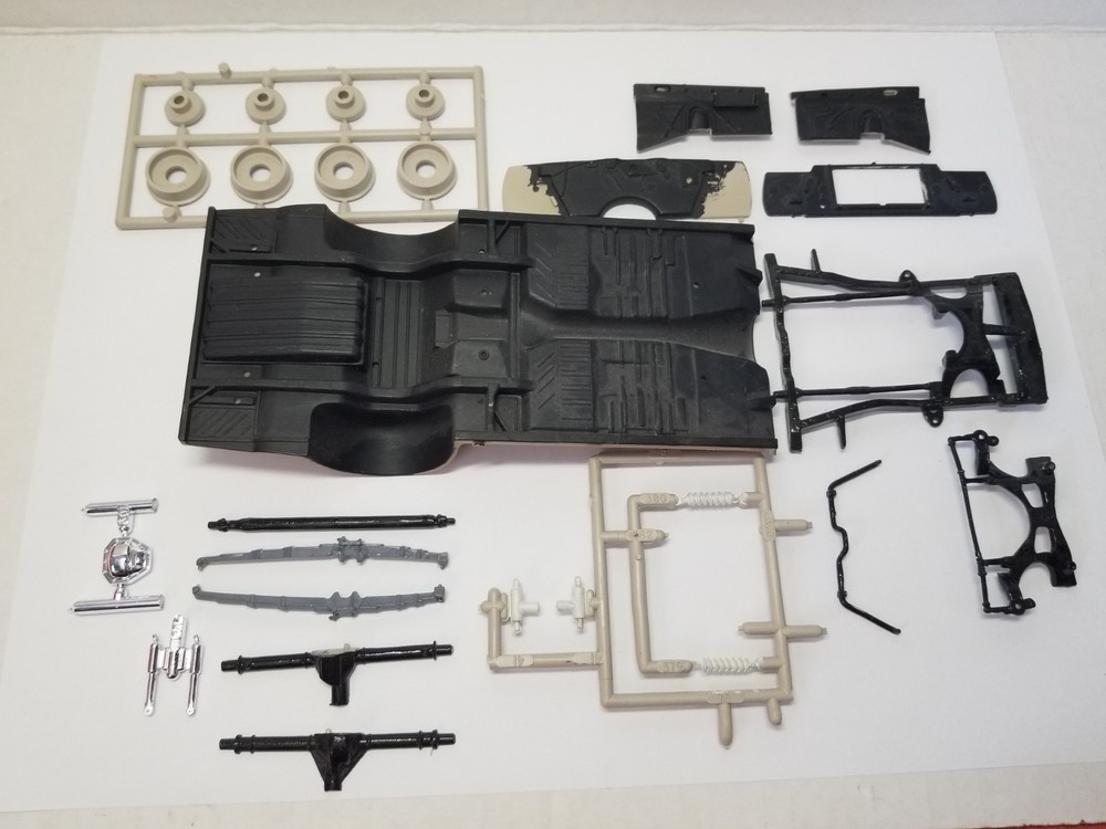 USED 1968 Plymouth Road Runner CHASSIS / SUSPENSION/HOOD from AMT 1:25 Model Kit