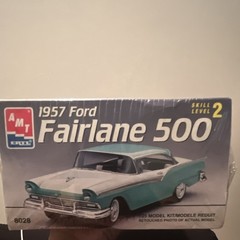 AMT Ertl 1957 Ford Fairlane 500 1:25 Model Kit Skill Level 2 MPN 8028