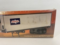 Vintage Monogram Snap Tite 1/32 Scale Fruehauf 40′ Reefer Model Kit #1206 Birds