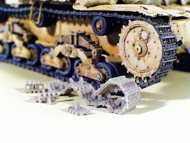Model Victoria 1/35 Tracks for “M” Series Italian Tanks (Snap-On Workable) 4034