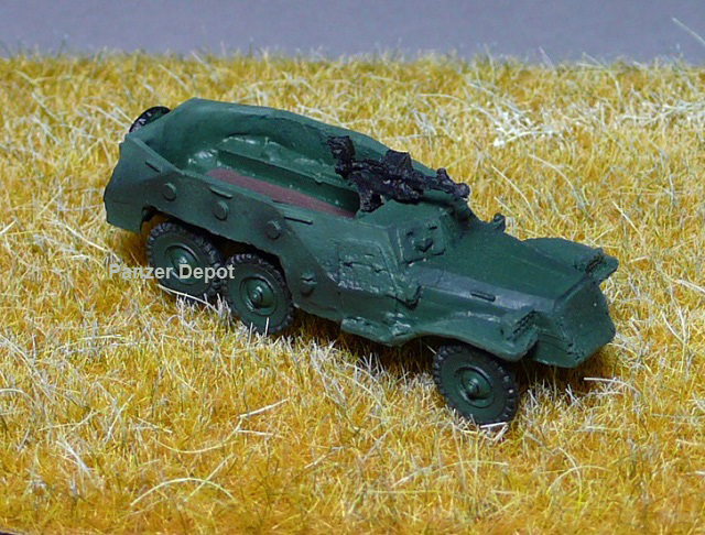 Panzer Depot 1/144 Soviet Union APC BTR-152 green (8076)