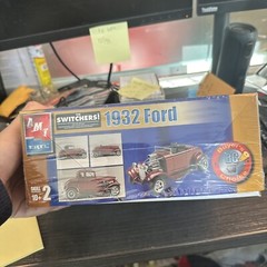 AMT 38017 1/25 Scale Buyer’s Choice 1932 Ford Plastic Model Car Kit Open Box