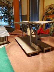 Faller No.264 – H0 60’s Vintage House w/Outdoor Patio & RR Train Platformloo