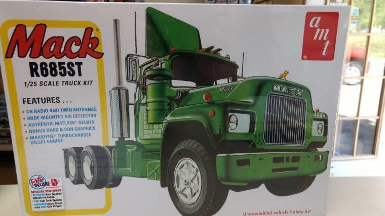AMT 1039 Mack R685ST model kit