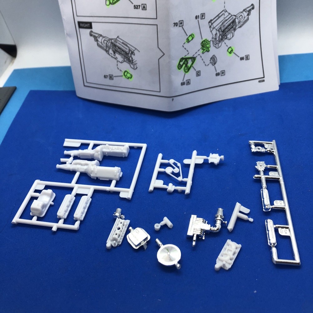 C NOTE Ford 5.0 302 Engine W 4 BBL & HO EFI Intake 1:25 RVL LBR Model Parts