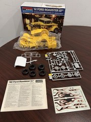 Monogram ’32 Ford Roadster Street Rod 1/24 Scale Kit #2718 Factory Bagged Parts