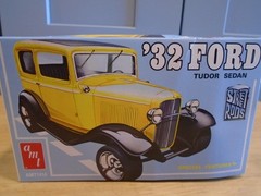 AMT 1414 1/25 SCALE ’32 FORD TUDOR SEDAN NEW IN DAMAGED BOX
