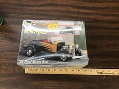 Revell Amigo Pack ’32 Ford Street Rod 1:24 Model Kit w 1:64 Die Cast NEW 2001