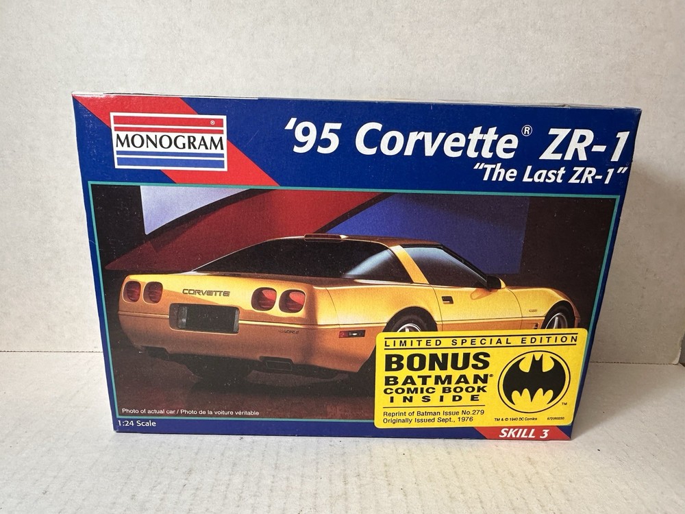 Monogram 1995 Corvette ZR-1 1:24 Model Kit #2455 & Batman Comic (complete)