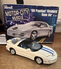 Revell Motor City Muscle – 1998 Pontiac Firebird Ram Air 2’n1 – PRO BUILT MODEL