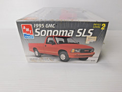 VTG. 1995 AMT ERTL 1/25 SCALE ” 1995 GMC SONOMA SLS ” PLASTIC MODEL KIT # 8109