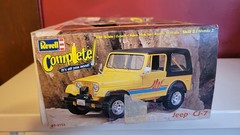 🔥 REVELL COMPLETE 1:24 JEEP CJ-7 Model Kit 1999 in Damaged Box Read Notes