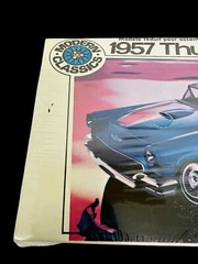AMT 1957 Ford Thunderbird Modern Classic 1:25 Scale Model Kit T392 NOS Sealed