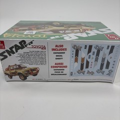 AMT Snap-fit 1980 Toyota Hilux SR5 4×4 Pickup Truck 1:25 Model Kit New Sealed