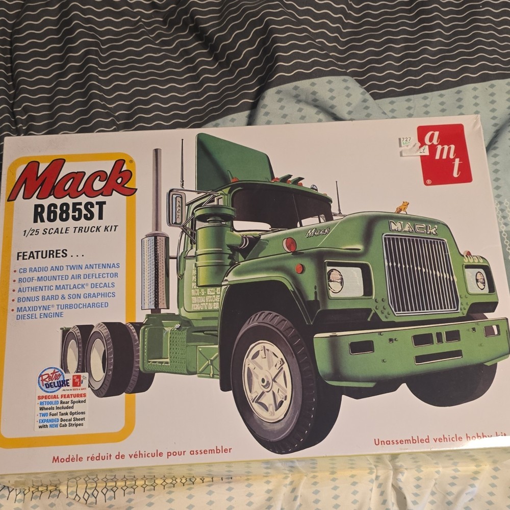 AMT Mack R685ST 1:25 Plastic Truck Model Kit Green w/ Decals AMT1039/06