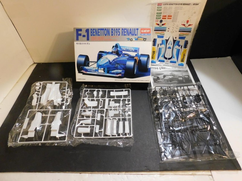 Academy-MRF 1:20 #1564 F-1 Benetton B195 Formula One Renault Race Car OBN