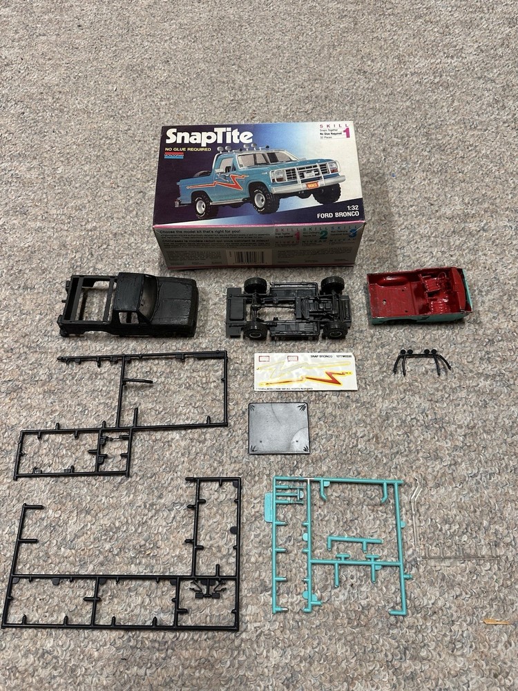Monogram Snaptite Ford Bronco 1/32 Model Kit #1077 1991 (STARTED / PARTS KIT)