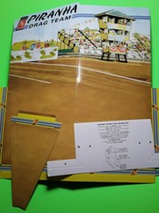 1/25 Piranha Diorama DRAG RACE TEAM Cardstock Display Stand Model Car Parts New