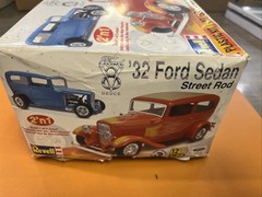 Revell ’32 Ford Sedan Street Rod 2n1 1/25 Model Kit *LOTS OF PARTS ONLY*