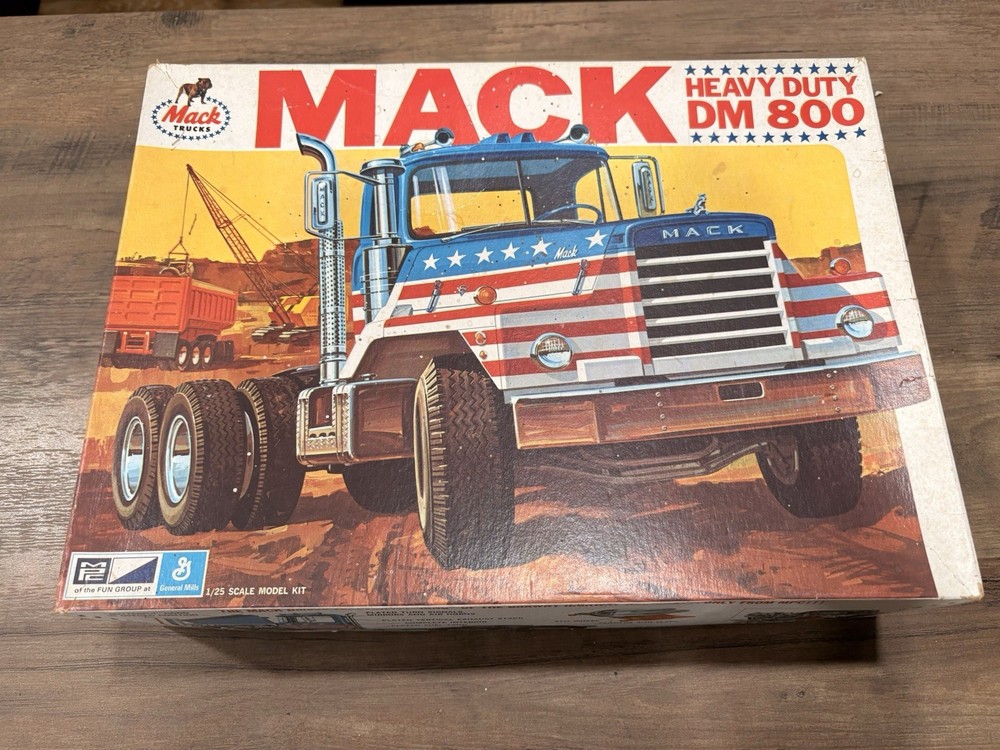 MPC Mack DM800 1:25 Plastic Model Kit Unassembled Not Painted Truck Vintage