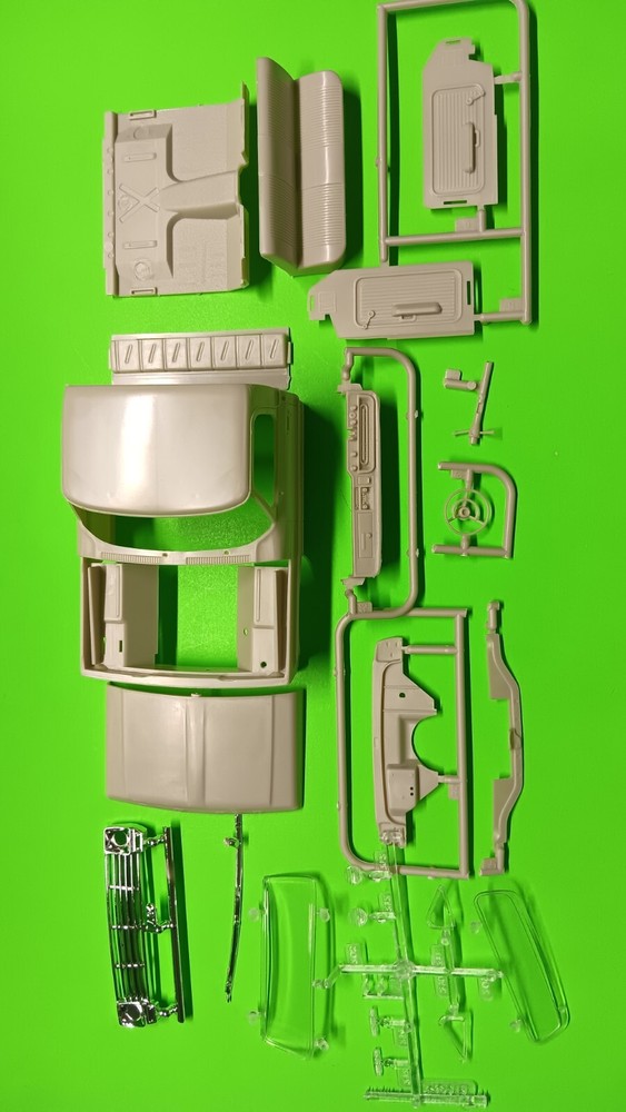 1967 Ford F-100 Pickup Truck Moebius 1/25 Cab Body Hood Glass Interior Tub