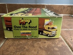 Lindberg Snap Fit Over The Road Ford CL9000 W/box Trailer 1:87 Scale