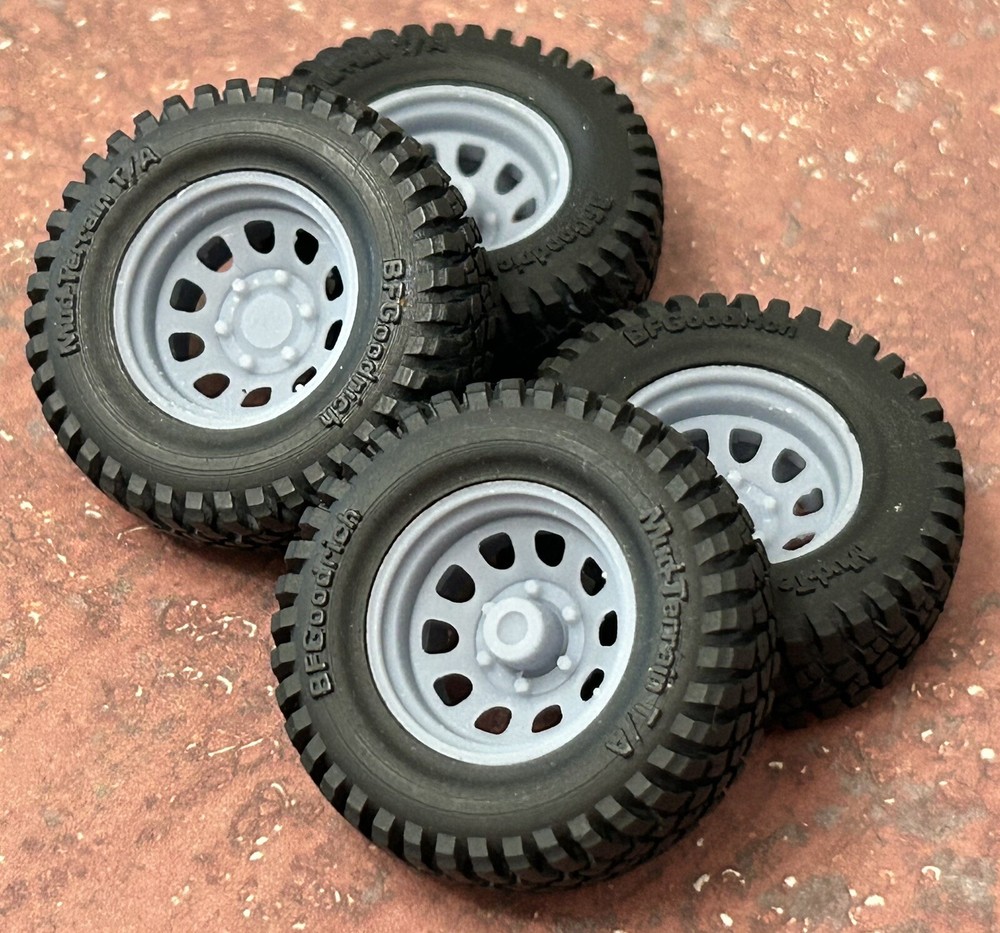 1/24 Scale: 18-Inch “Steel D-Window Wheels” W/ Mud Tires; Jeep, Resin 1/25