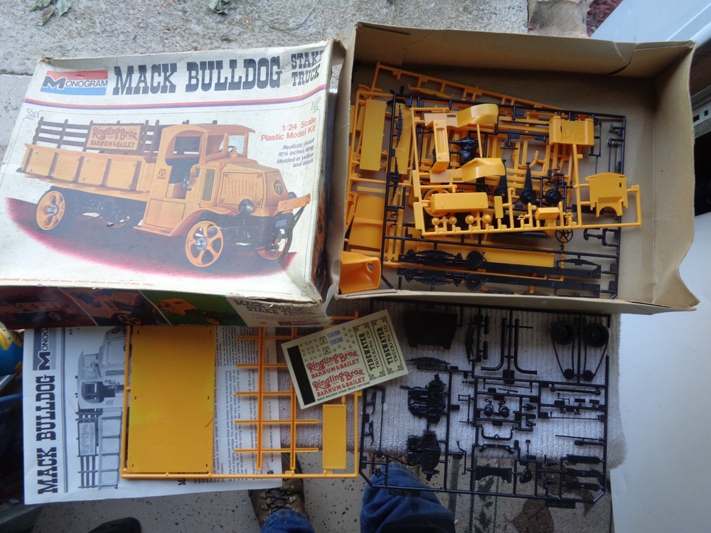 MONOGRAM # 7537 MACK BULLDOG STAKE TRUCK MODEL PARTS ONLY KIT 1/24 SCALE