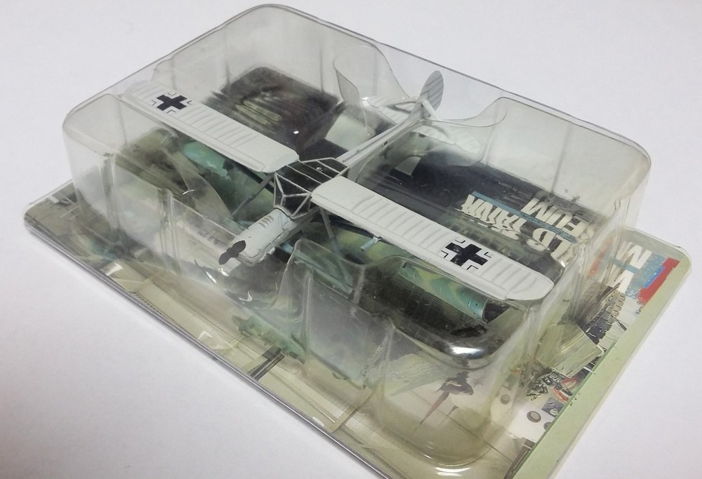 Takara 1/144 World Tank Museum 3. Fieseler Fi 156 Storch. In winter white. (#43)