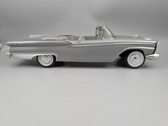 1959 FORD GALAXIE SILVER CONVERTIBLE 1/25 scale – PROMO Friction 2 Tone Interior