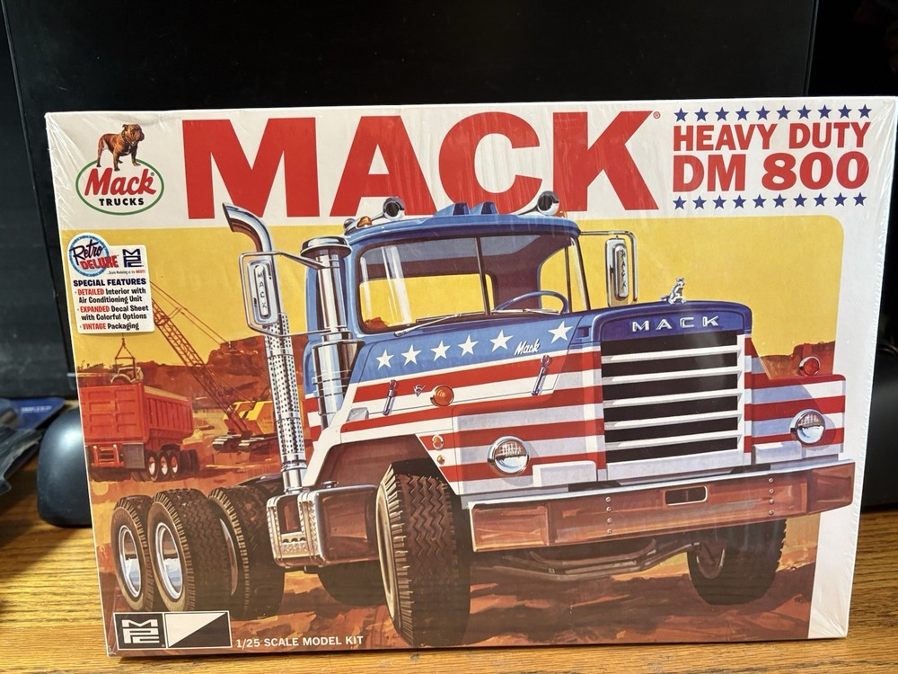 1/25 MPC Mack DM800 Semi Tractor Cab – Plastic Model Truck Vehicle Kit NIB