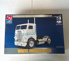 AMT White Freightliner SD Truck Tractor Model Kit 1:25 Skill 3 MPN 099-38340