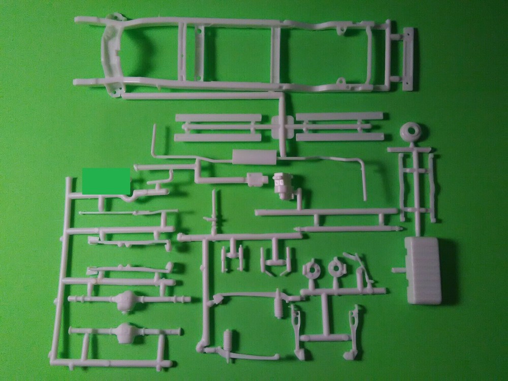 AMT 77 1977 Ford Van Surfer Econoline E150 1/25 frame chassis axle rear end