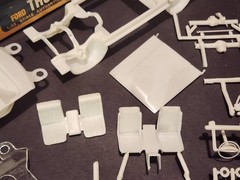 AMT 1969 Ford Thunderbird HT 1/25 Scale Model Kit – Nice Unbuilt Kit, Fair Box