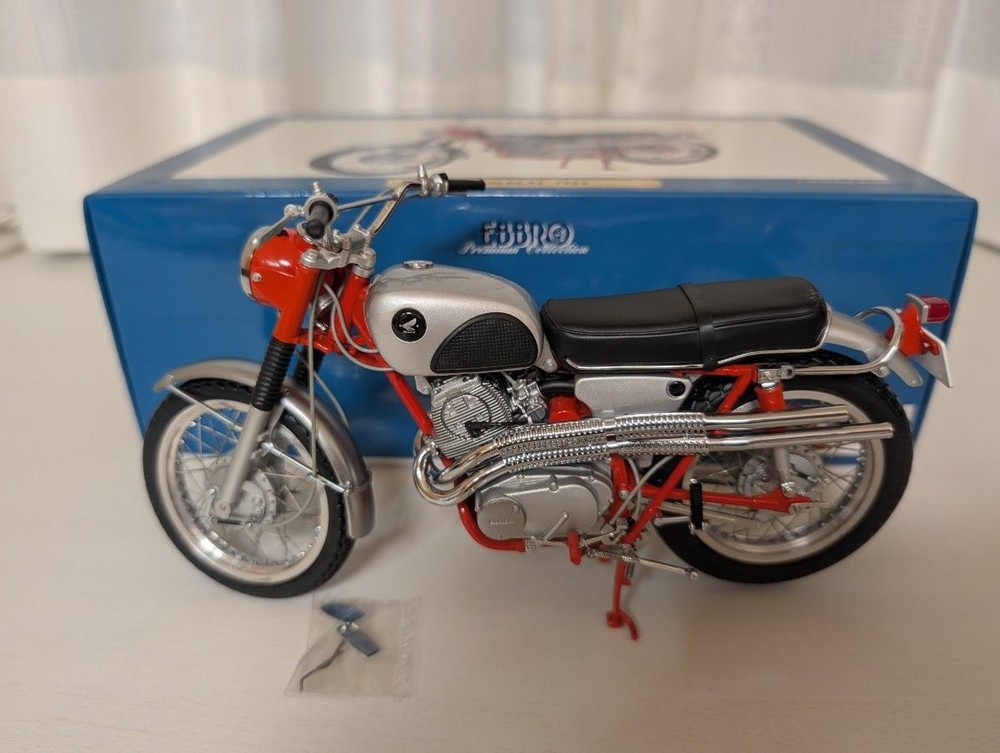 EBBRO 1/10 Honda CL72 Scrambler Red/Silver Finished