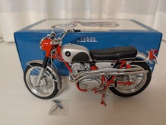 EBBRO 1/10 Honda CL72 Scrambler Red/Silver Finished