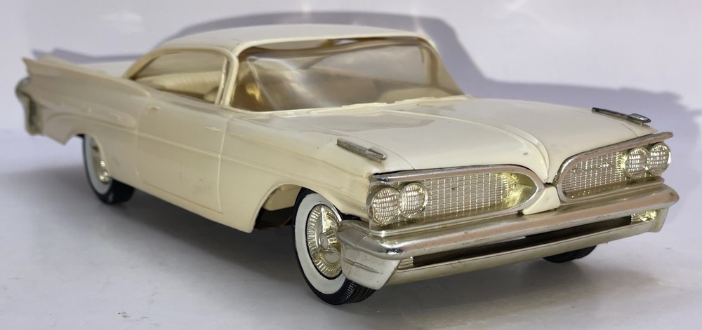 AMT Promo 1959 Pontiac Bonneville HT 1/25 White/Gold Knudsen Award FN-VF+
