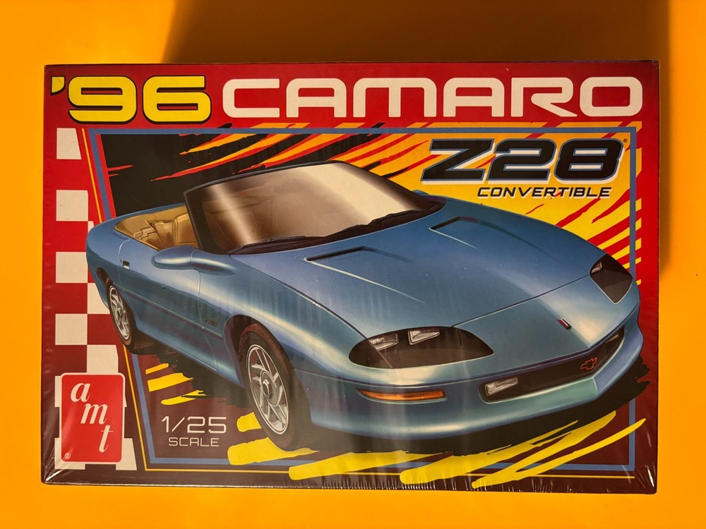 1996 CHEVROLET CAMARO Z28 CONVERTIBLE MODEL KIT 1/25 SCALE AMT ROUND 2 NEW LOOK!