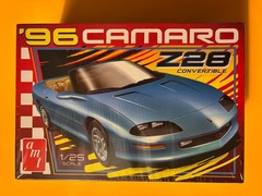 1996 CHEVROLET CAMARO Z28 CONVERTIBLE MODEL KIT 1/25 SCALE AMT ROUND 2 NEW LOOK!