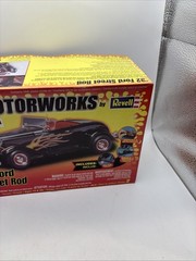 ’32 Ford Street Rod Motorworks by Revell 1:24 Skill 2 Model Kit