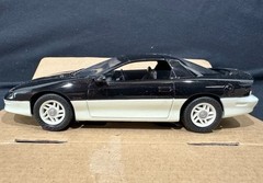 1:25 AMT Ertl 6179 1993 Camaro Z-28 Indy 500 Pace Car Black w/ Decals – NEW Mint