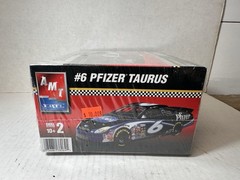 AMT Pfizer Ford Taurus NASCAR 1:25 Model Kit #38064 2003 NEW SEALED