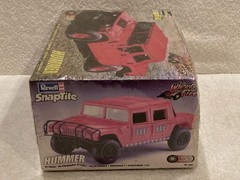 Hummer – 1:25 Scale Model Kit with Rolling Wheels – Revell – *NEW*